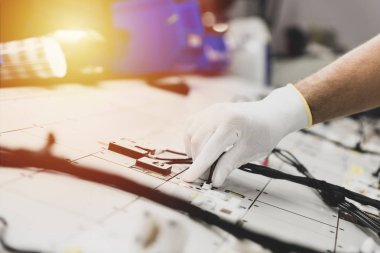 Denetim masasında Otomotiv Sanayi kablo sistemleri kontrol