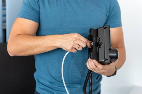 Voip Telefonie Technische Unterstützung Dienstleistungen Spezialist Verbindet Das Telefon Mit — Stockfoto