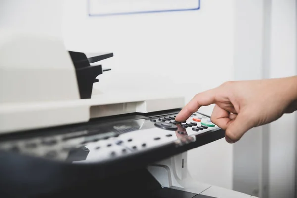 Trabajador Establece Las Opciones Escaneo Para Enviar Copia Digital Documentos — Foto de Stock