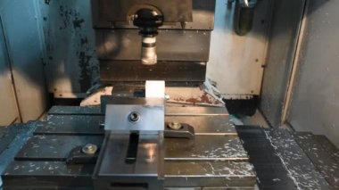 Matkaplar kullanarak bilgisayar sayısal kumanda üzerindeki plastik frezeleme işlemi. Hızlı dönüş hızı, yerine farklı tatbikatlar türü. Üretim süreci, otomatik denetim araçları işleme