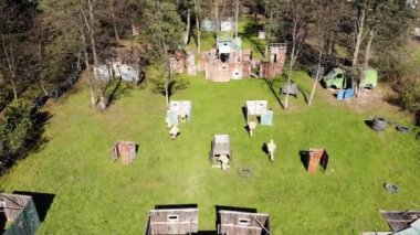 Paintball oyunu hava görünümünü. Turun başında, oyuncular pozisyon yangın satırındaki alın