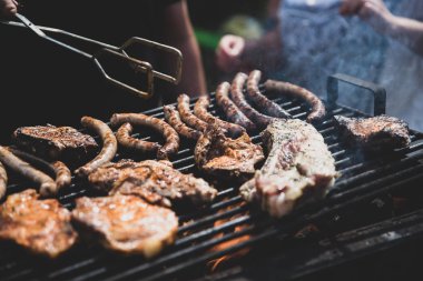 Barbekü, fry biftek, pirzola et ve sosis. Doğa, Aile ve arkadaşlar ile tatil hafta sonu. Mat tonlama