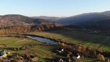 Nehir Karpat Valley, Ukrayna ve eski köy üzerine yumuşak bir uçuş. Sonbahar zaman, havadan görünümü