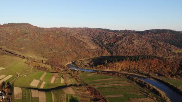 Vue Aérienne Sur Drone : montagnes d'automne avec des forêts et des rivières, des prairies et des collines sous un soleil couchant doux. Montagnes des Carpates, Ukraine 