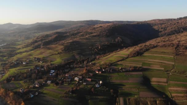 Vista aérea da aldeia Lastivka em Cárpatos. Tempo de outono, viajar para o oeste da Ucrânia. Voar suave para a frente sobre a aldeia — Vídeo de Stock