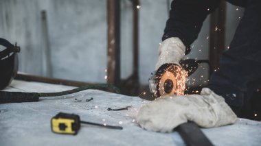 Meslek ve beceri. Elektrik Açı Öğütücü ile metal profil kesme işlemi. Metal inşaat kaynak için hazırlık parçalar. Tekniği, başlık biçimi kopya alanı ile tonlama mat