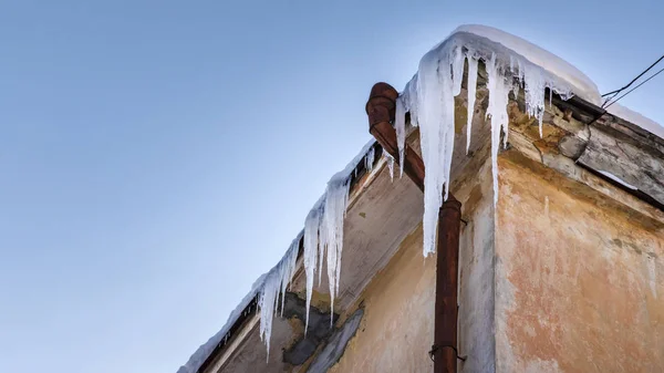 Icicles Pendurados Telhado Edifício Perigo Para Transeuntes Ameaça Morte Ferimentos — Fotografia de Stock