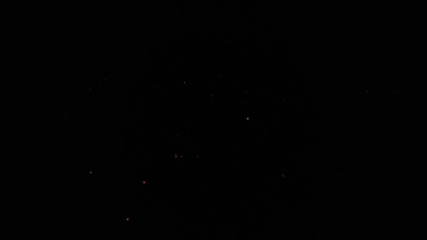 Luchtfoto van de begraafplaats met veel brandende kaarsen in de nacht van Allerheiligen. Religie en christelijke tradities. — Stockvideo