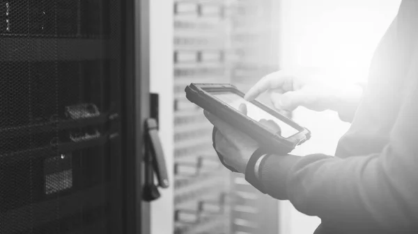 Sunucu odasında bir tablet ile uzman kritik sistemleri, tek renkli etkisi, 16 x 9 başlık biçimi durumunu denetleme