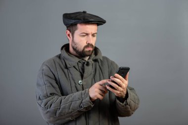 Beyaz adam 35 konsantre ile yaşında smartphone vasıl ateş studio bak. Fikir - köy sakini ve modern teknoloji, set