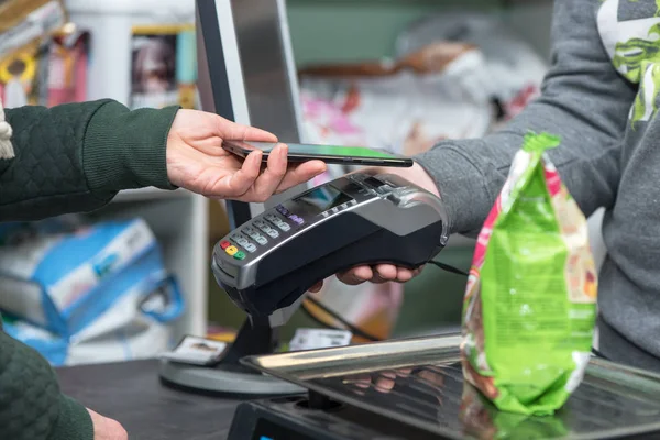 Tarjeta Pago Sin Contacto Mediante Smartphone Terminal Pago Electrónico Tienda —  Fotos de Stock