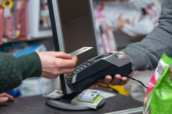 Nfc 기술을 사용하는 고객은 카드로 결제를 신용카드 독자는 가게에서 처형을 — 스톡 사진