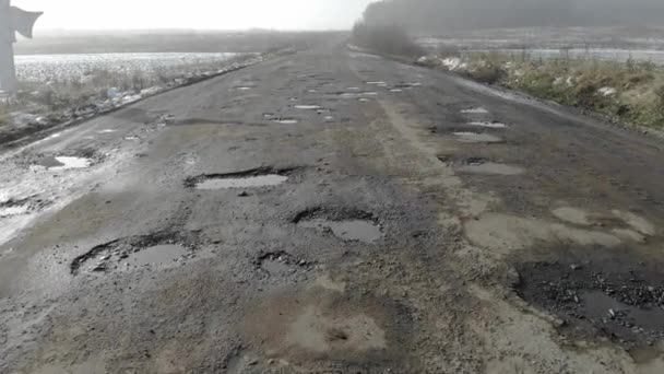 Vernietigd road, zone moeilijk verkeer, dreiging van verkeersongeval. Platteland, Oekraïne — Stockvideo