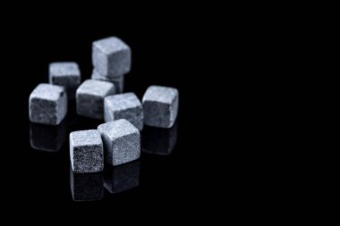 Viski taş yansıma ile siyah arka plan üzerine. Viski, atış studio soğutma için sabuntaşı