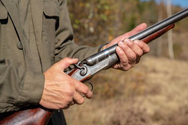 Avcı yatay double-barreled tüfekle çek tetiği, retro tarzı