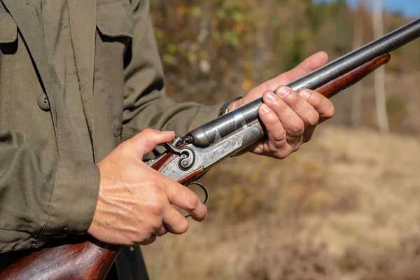 Chasseur Avec Fusil Chasse Horizontal Double Canon Appuyer Sur Gâchette — Photo