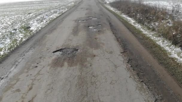 Zničené silnice, těžké dopravní plochy, hrozba dopravní nehody — Stock video