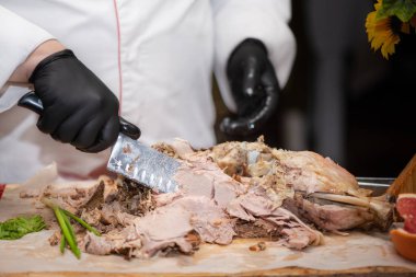 Şef aşçı keser adet taze pişmiş domuz uyluk içine, işlem kapatın. Restoranda göster