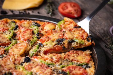 Mutfak kürek kemiği pizza al. Taze pizza fırın eski ahşap tablo