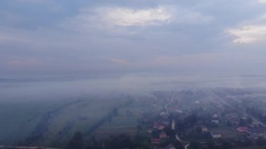 Atmosferik kirlilik. Sahada, yanan yabani ot duman, çevreye zarar. Sonbahar zaman, kırsal alan. Drone üzerinden havadan görünümü