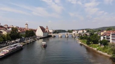 Nehir boyunca yelken turistik gemi. Havadan görünümü Regensburg şehir mimarisi ve Tuna Nehri. Düz ileri uçan