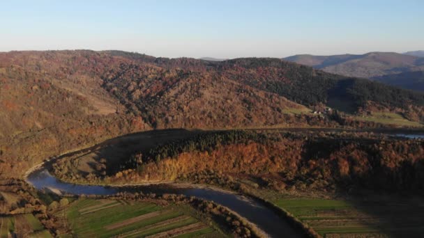 Luftaufnahme Der Karpaten Ukraine Herbstberge Mit Wäldern Und Flüssen Wiesen — Stockvideo