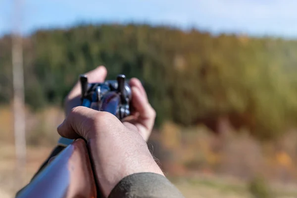 Hunter Com Espingarda Retro Aponta Para Alvo Temporada Caça — Fotografia de Stock