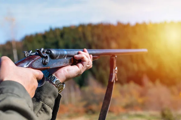 Hunter Retro Brokovnicí Zaměřuje Cíl Lovecká Sezóna — Stock fotografie