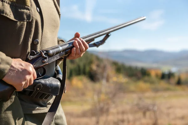İş, yatay double-barreled av tüfeği elinde, dağlarda, çevre koruma.