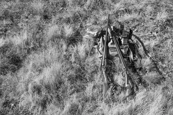 Engrenagem Caça Suprimentos Caça Equipamentos Clareira Floresta Efeito Monocromático — Fotografia de Stock