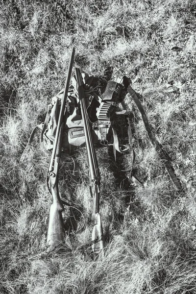 狩猎装备 狩猎用品和设备 在森林的林间空地上 单色效果 — 图库照片