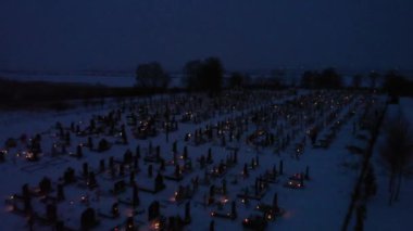 Havadan görünümü mezarlığı birçok yanan mumlarla akşam Noel arifesi, 6 Ocak. Din ve Hıristiyan geleneklerine Ukrayna