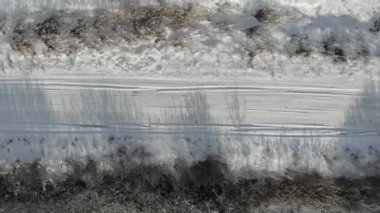 Karlı toprak yol, kırsal, Ukrayna. Pürüzsüz sinek tekniği, 4k aşağı