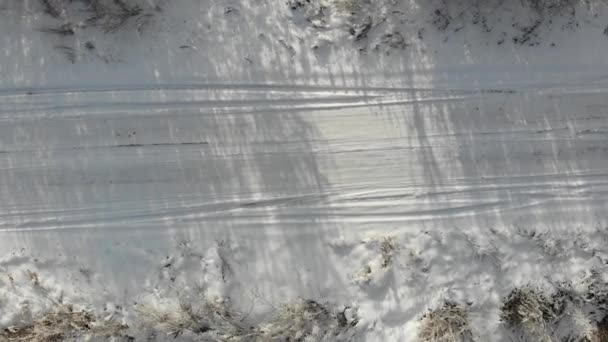 Strada sterrata innevata, campagna, Ucraina. Tecnica di salita liscia, 4k — Video Stock