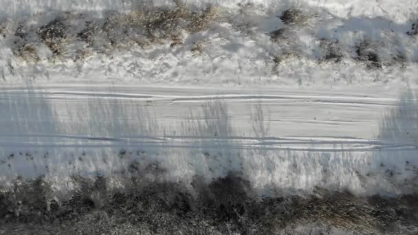 Snöig grusväg, landsbygden, Ukraina. Smidig flyga ner teknik, 4k — Stockvideo