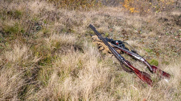 Hunting Supplies and Equipment on the ground in the forest. Concept: the hunting season began — Stock Photo, Image