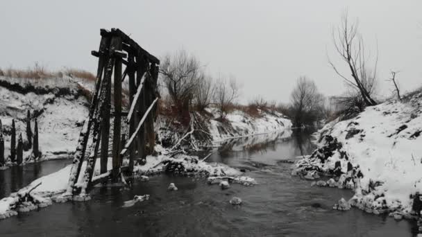 Nehrin Yanında Eski Ahşap Köprü Zamanla Tahrip Kalıntıları Ağır Çekim — Stok video