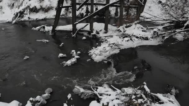 Floden Och Flöde Vatten Snö Och Istappar Stranden Vintertid Slow — Stockvideo