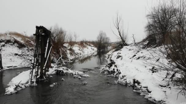 Плавні Літати Вперед Над Водою Річки Прямо Попереду Залишки Старого — стокове відео