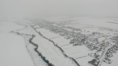 Ukraynalı Köyü ve doğada kış hava görünümünü. Pürüzsüz sinek ileri tekniği.