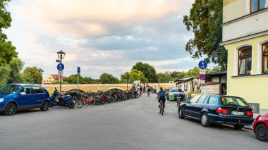 Regensburg, Almanya - 26 Temmuz 2018: Ünlü köprü Taş Köprü'ye giden yol. Sokaklar ve Regensburg şehrinin mimarisi. Regensburg bölgesindeki popüler turistik yerler.