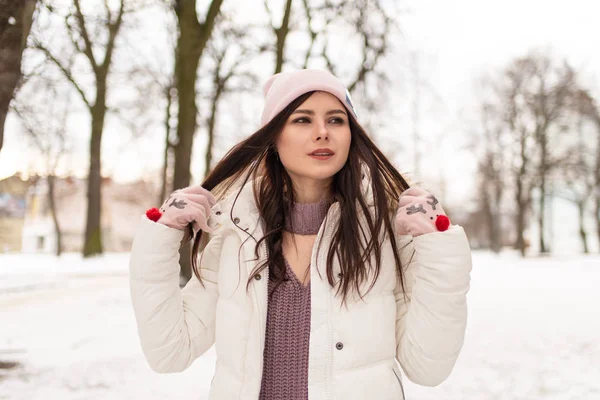 Young Stylish Women Walks Snowy Park Recreation Warm Comfortable Winter — Stockfoto