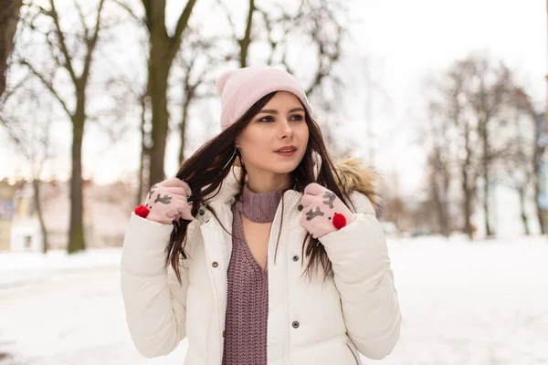 Young Stylish Women Walks Snowy Park Recreation Warm Comfortable Winter — Stockfoto