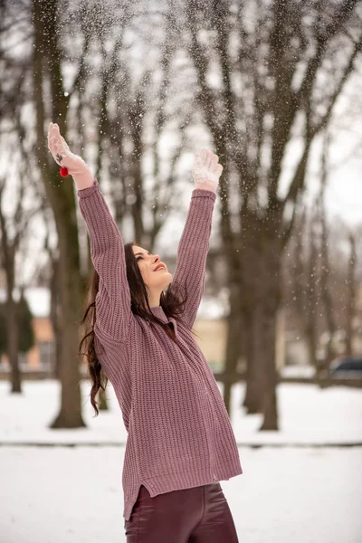 Mooie Jongedame Genieten Van Sneeuw Het Verstrooiing Lucht Positieve Emoties — Stockfoto