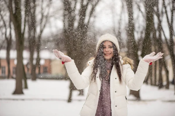 Mooie Jongedame Genieten Van Sneeuw — Stockfoto