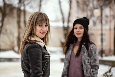 Karlı kış Park iki genç kadın.