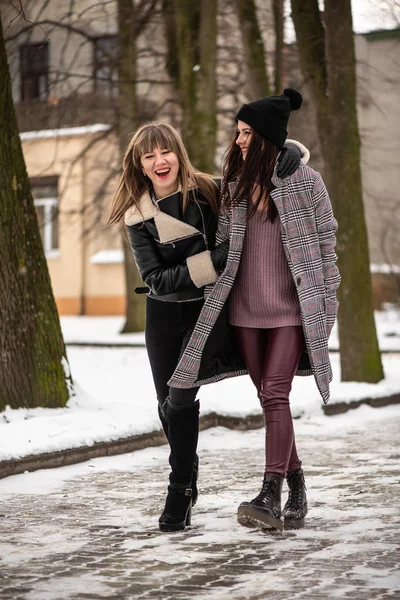 Young Stylish Women Walks Snowy Park Recreation Warm Comfortable Winter — Stockfoto