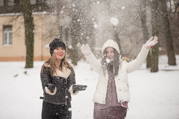 Mooie Jongedame Genieten Van Sneeuw Het Verstrooiing Lucht Winteractiviteiten Buitenlucht — Stockfoto
