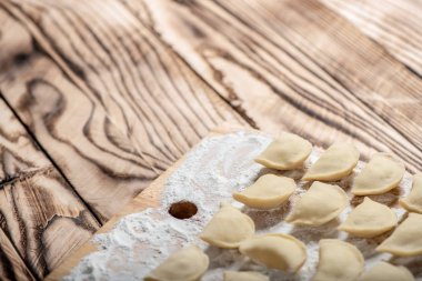 Kaynamaya, kopya alanı hazır çiğ köfte var. Vareniks olarak da bilinir. Ukraynalı geleneksel mutfağı