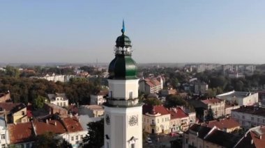 Kule City Hall Drohobych City Ukrayna bayrağı ile. Kule, çevresinde düzgün pan cityscape